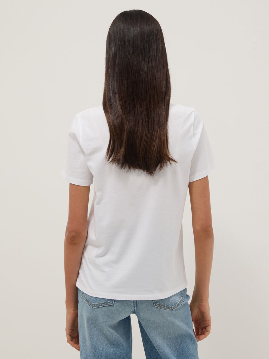 Camiseta blanca de algod&oacute;n puro regular fit con bolsillo bordado_2