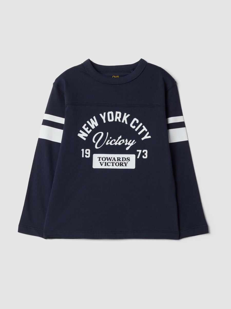 T-shirt blu in puro cotone con stampa college regular fit_0