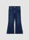 Jeans blu flare in cotone e viscosa elasticizzata per bambina_0