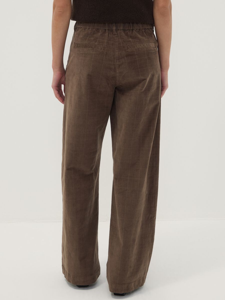 Pantaloni marroni wide leg in cotone elasticizzato_3