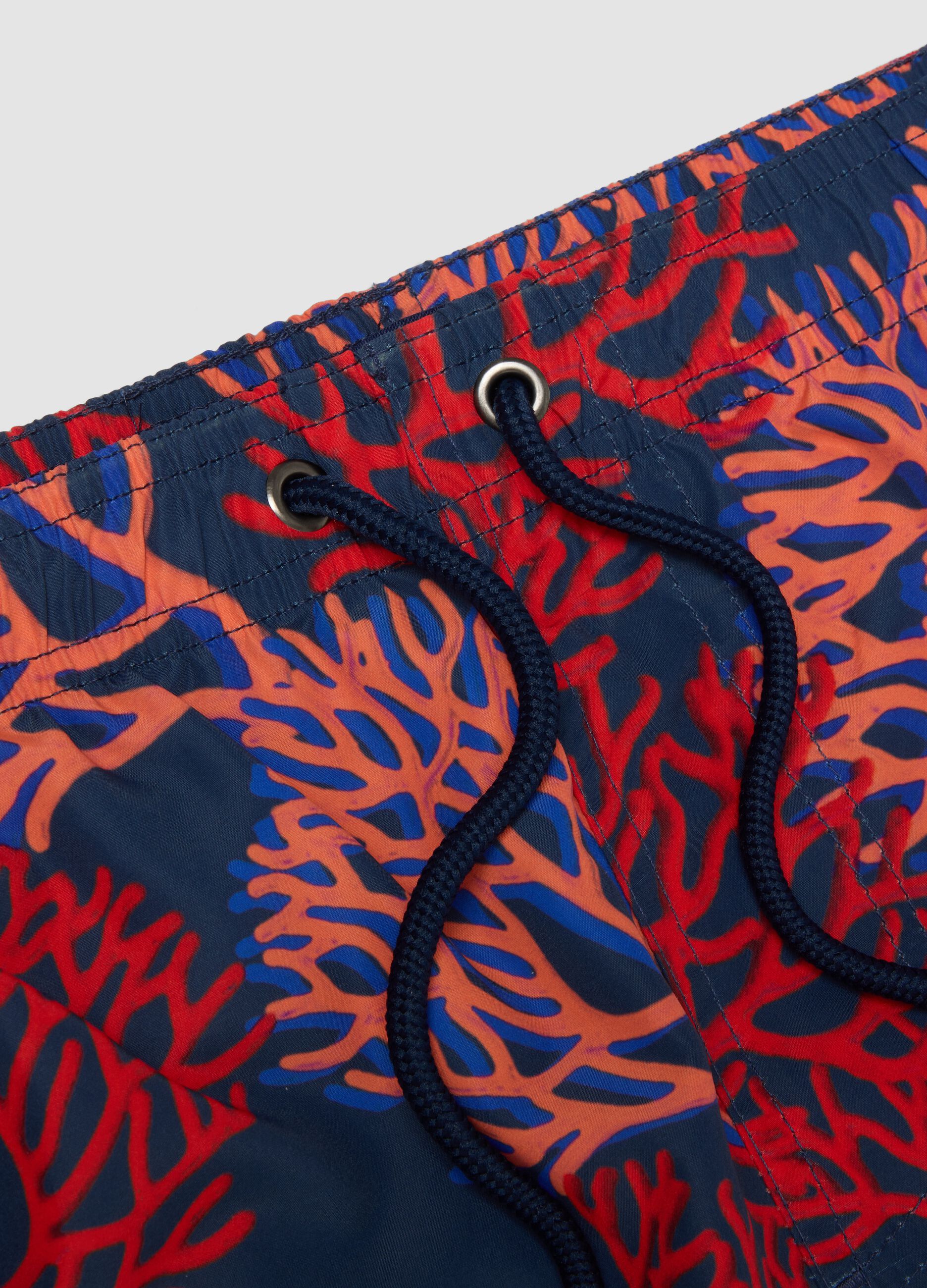 Mehrfarbige Boxer-Badeshorts mit Korallen-Print