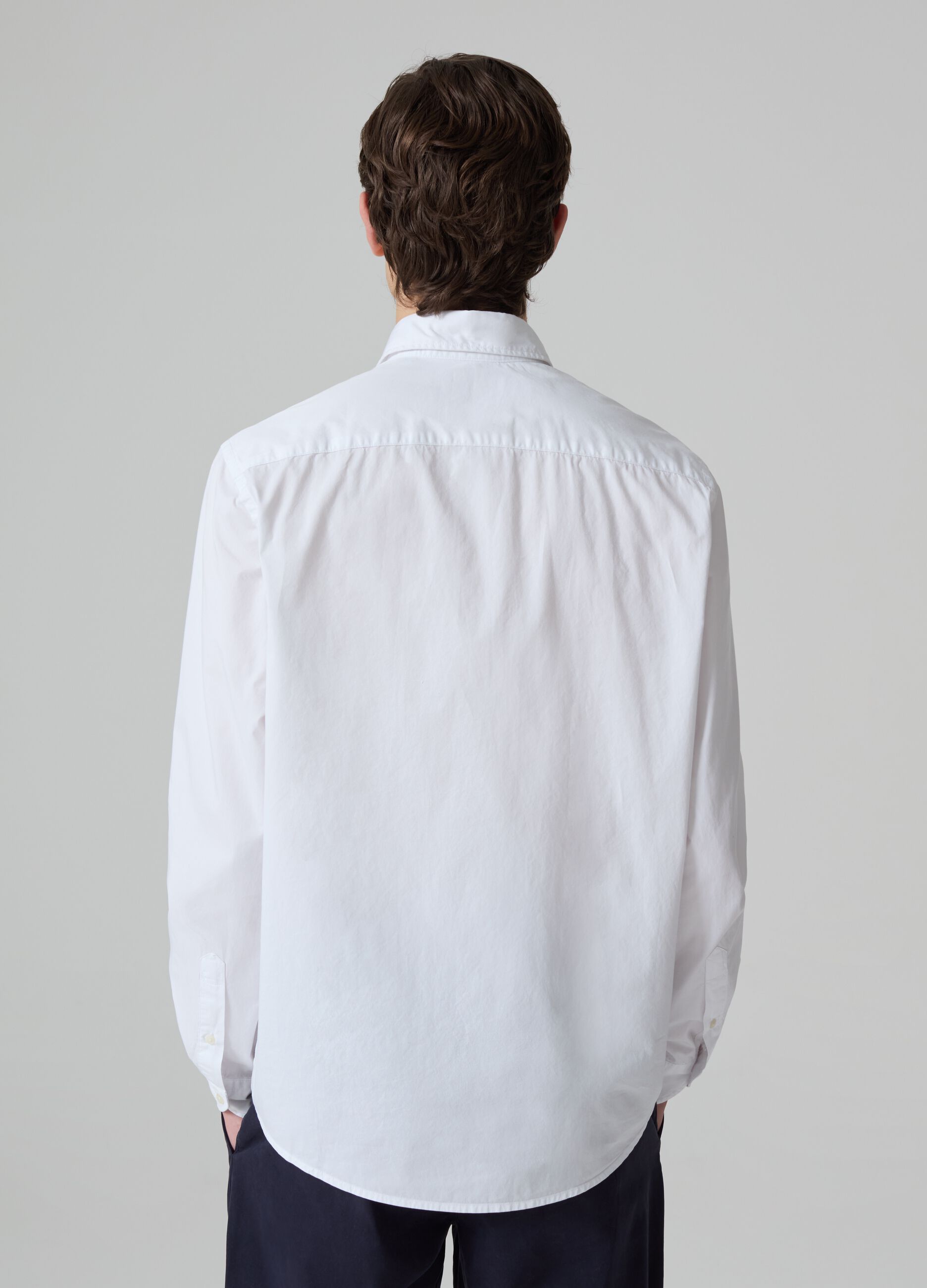 Camisa de algodón color liso con bolsillo