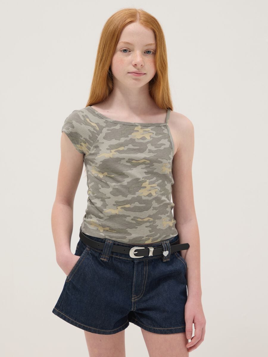 Camiseta gris de mezcla de algod&oacute;n con estampado camouflage y un solo hombro_0