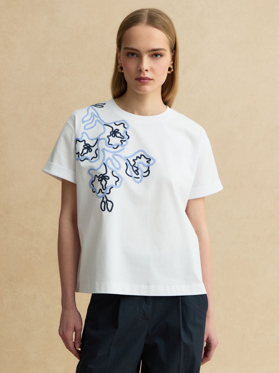 Wei&szlig;e Regular-Fit-T-Shirt aus Baumwollmischung mit Blumenstickerei_1