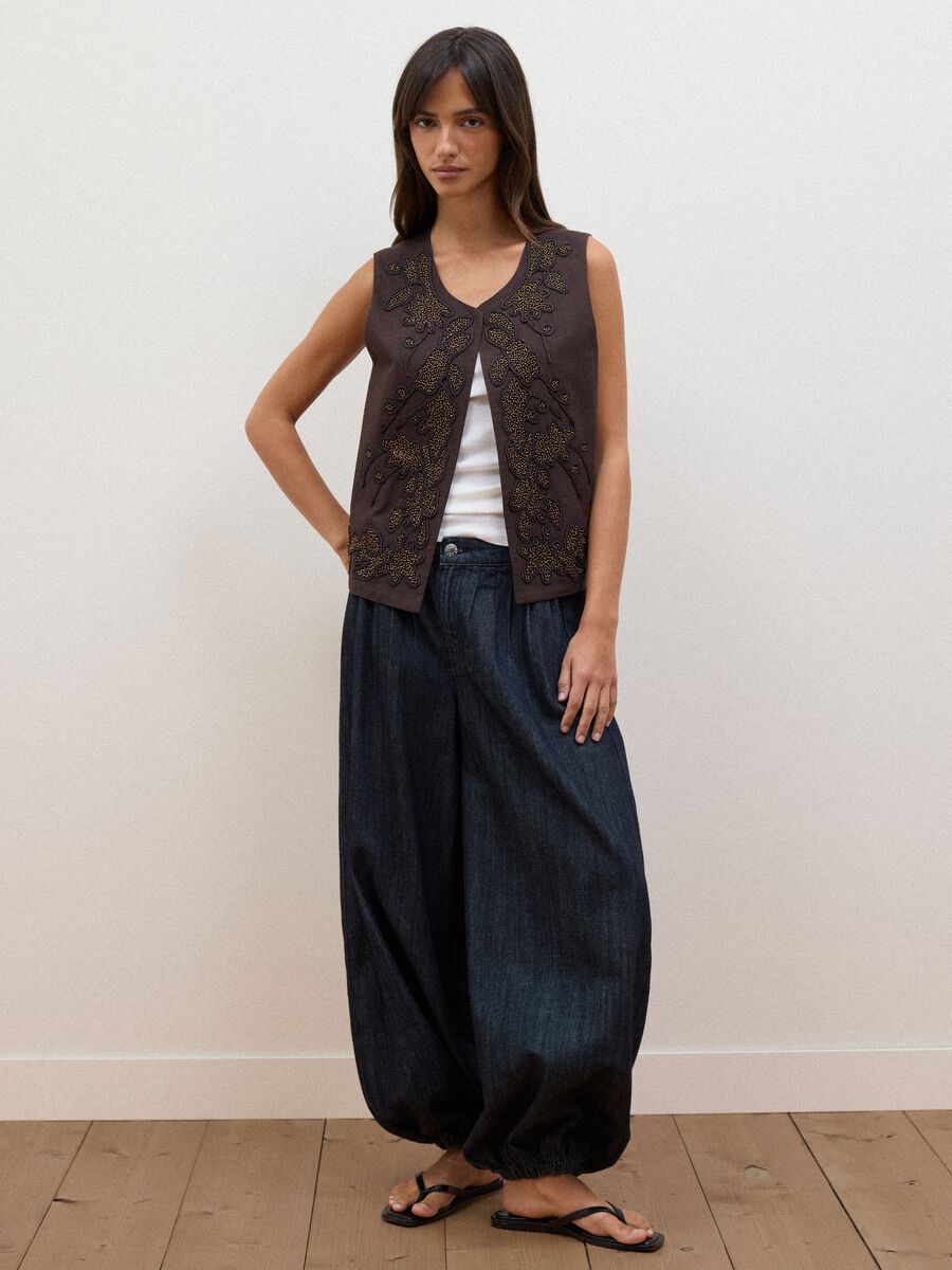 Brown cotton-linen blend waistcoat with floral embroidery_2