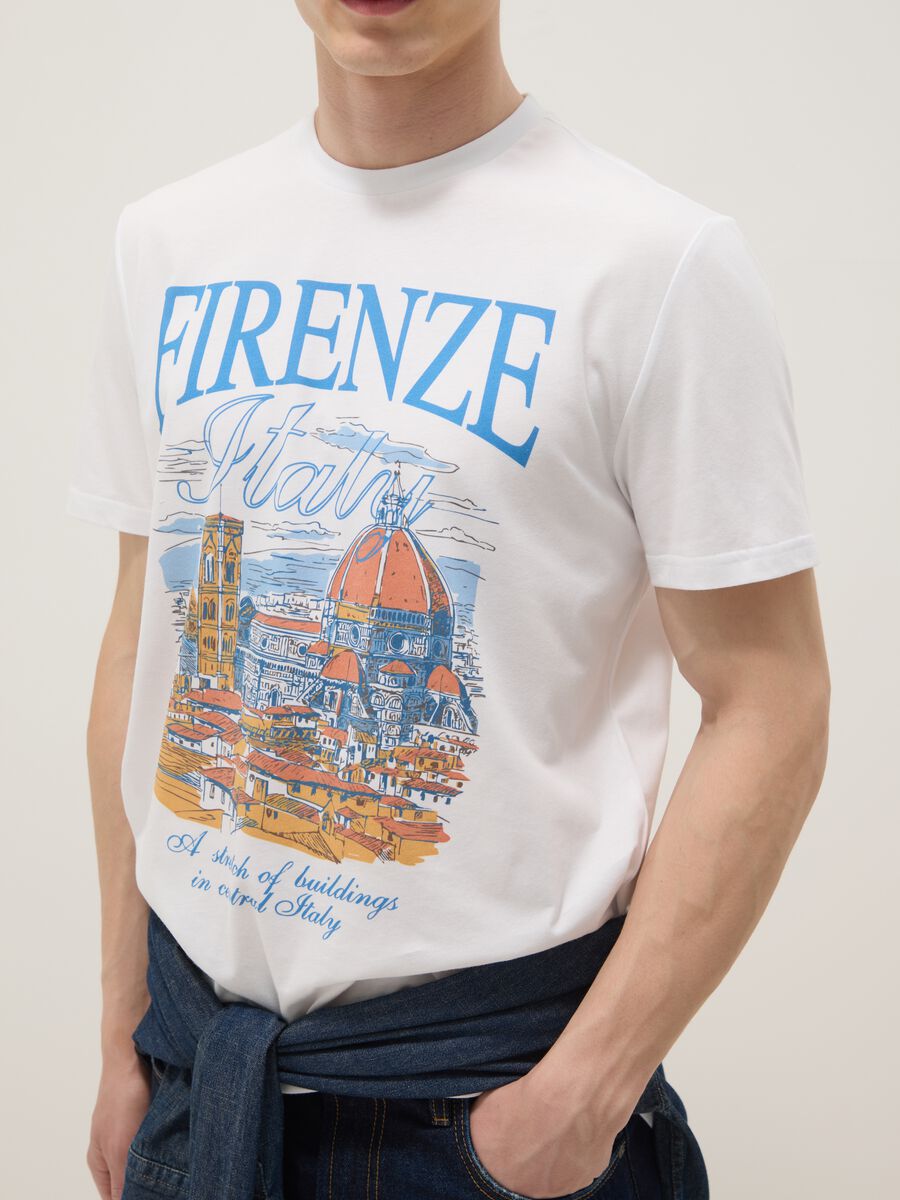Wei&szlig;es T-Shirt aus reiner Baumwolle mit Frontprint, Regular Fit_2