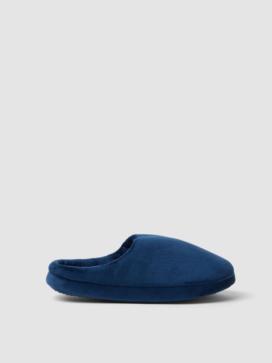Blue closed-toe slippers with a soft-touch finish_0