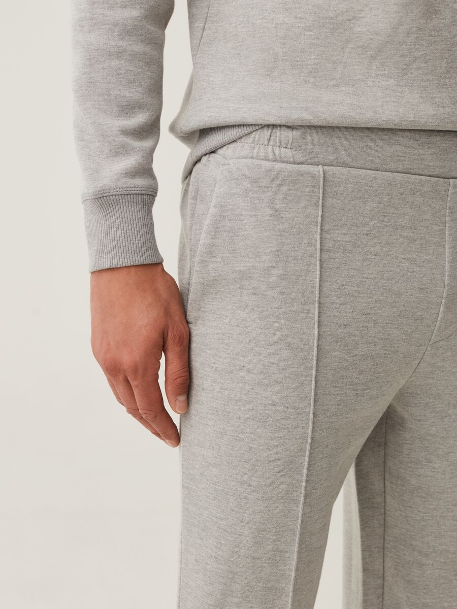 Plush joggers with embossed seams_3
