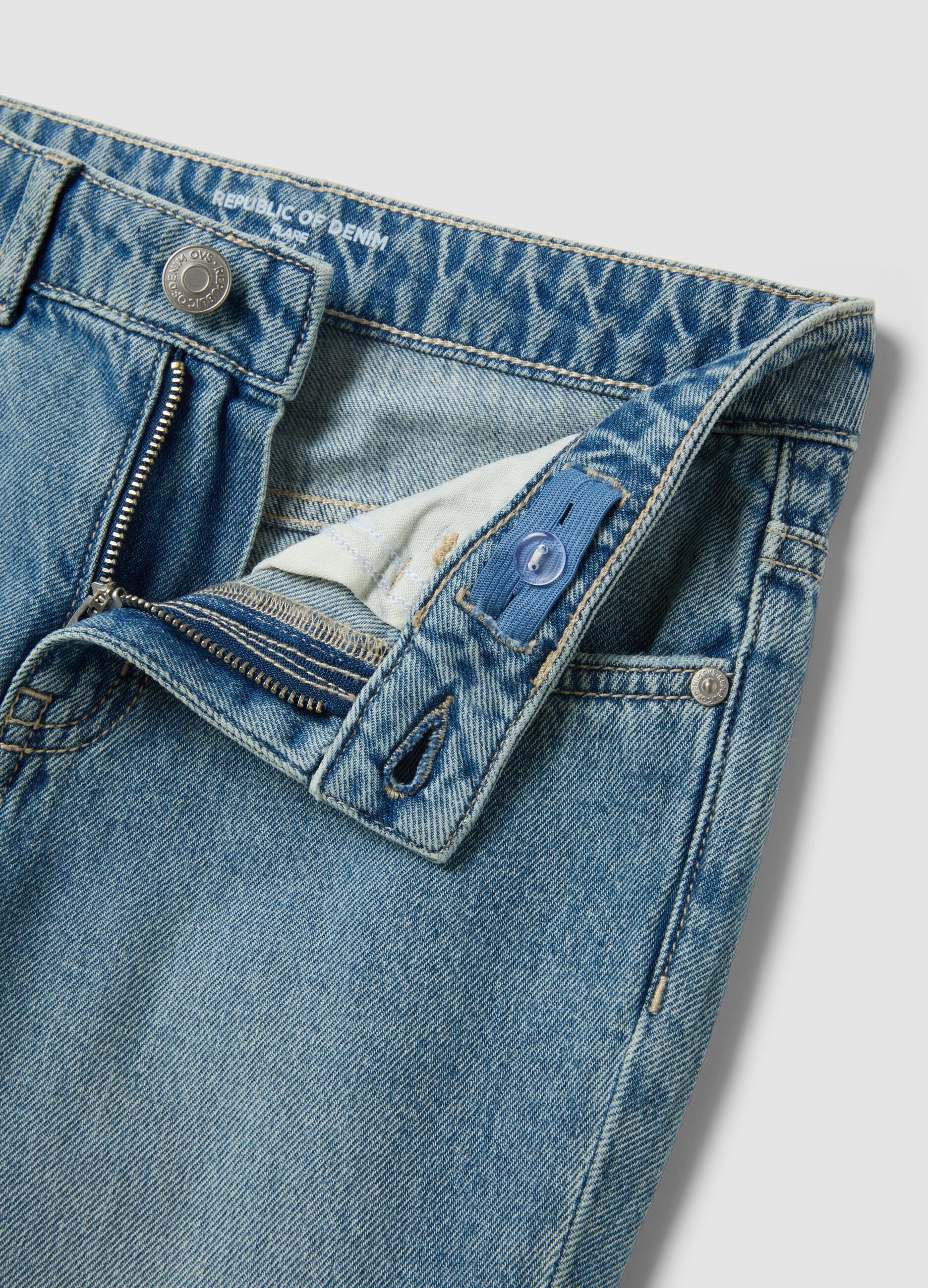 Hellblaue Flare-Jeans aus reiner Baumwolle