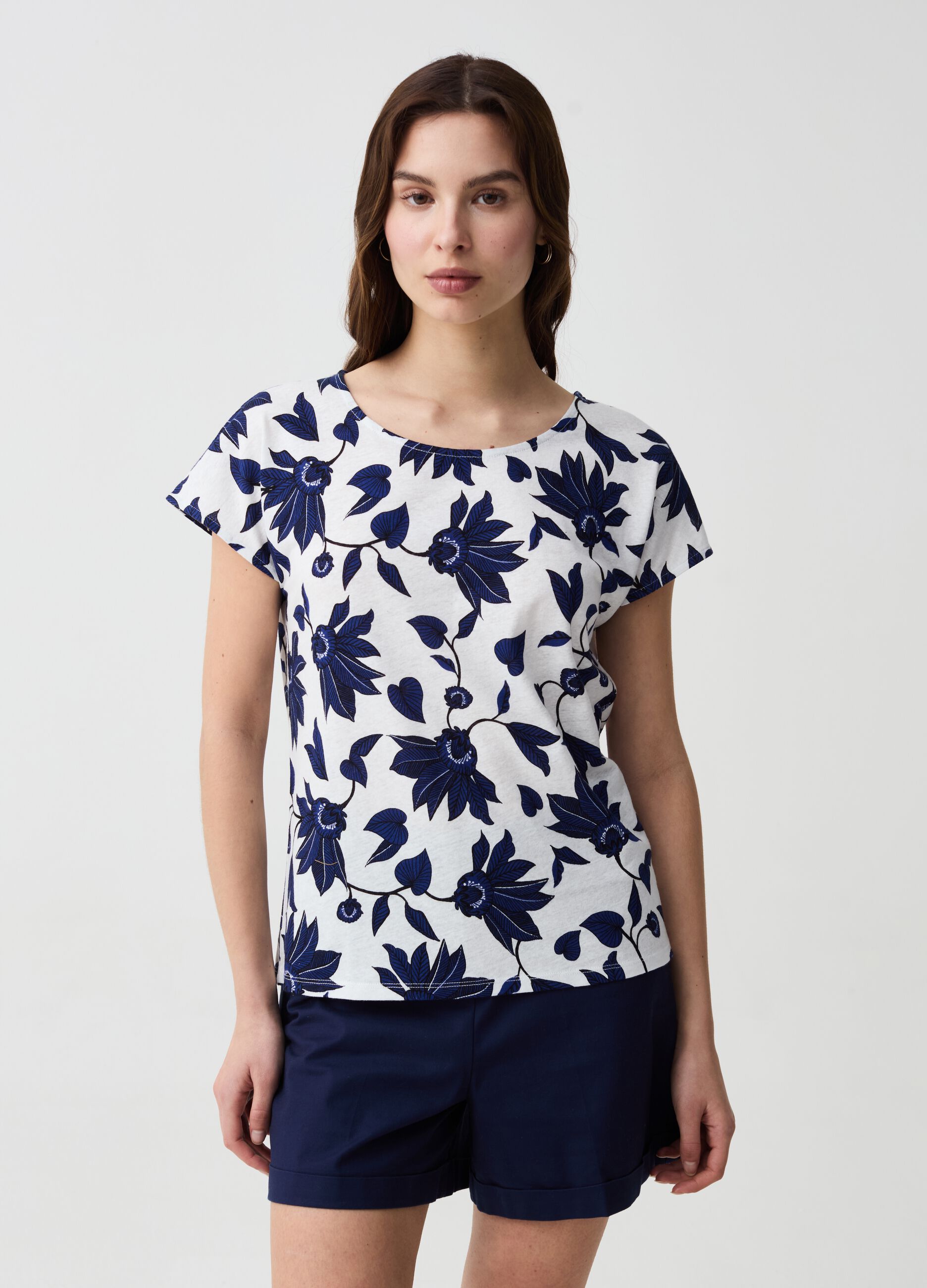Cotton and linen T-shirt with floral print