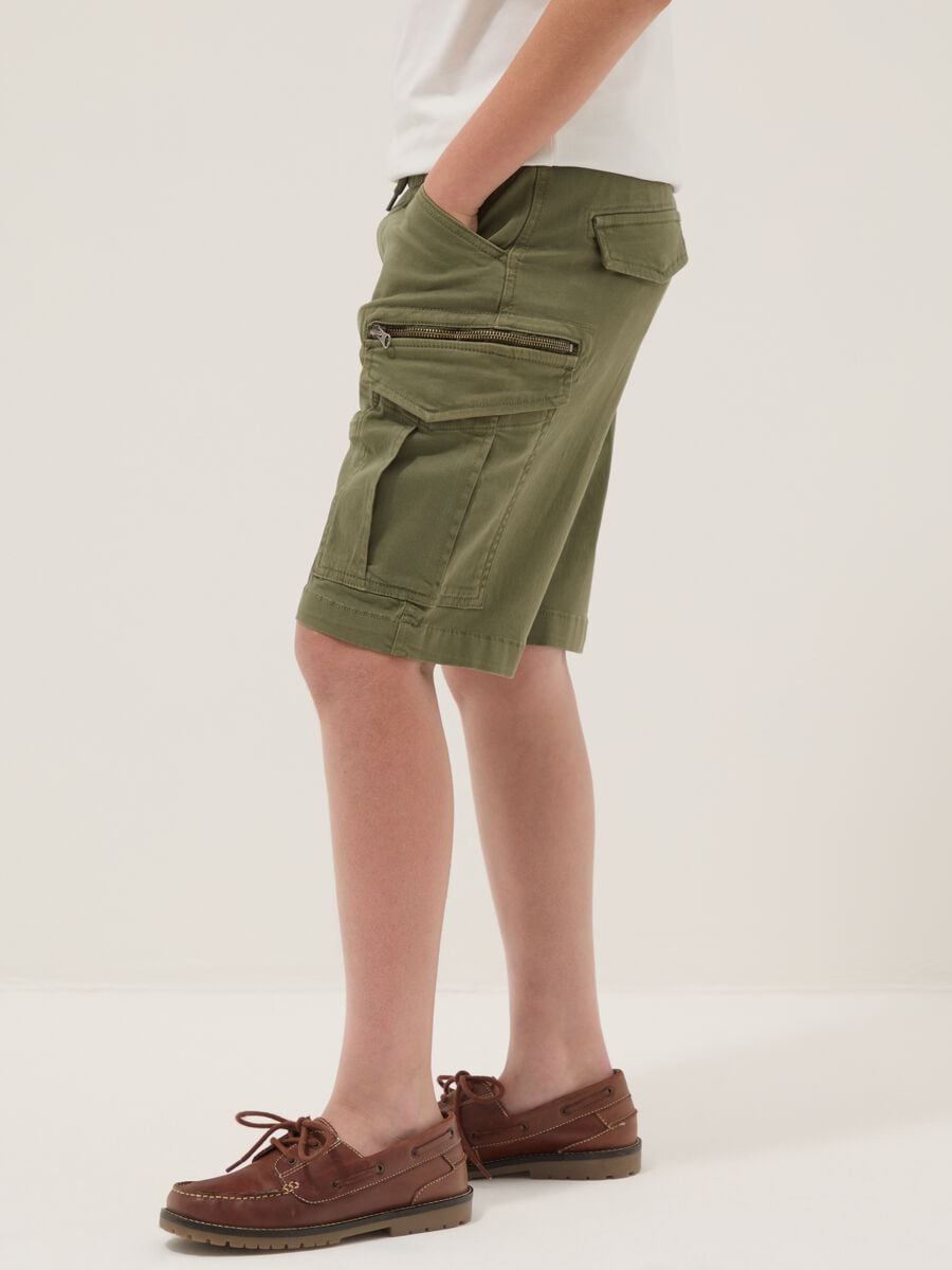 Green stretch cotton cargo shorts_2