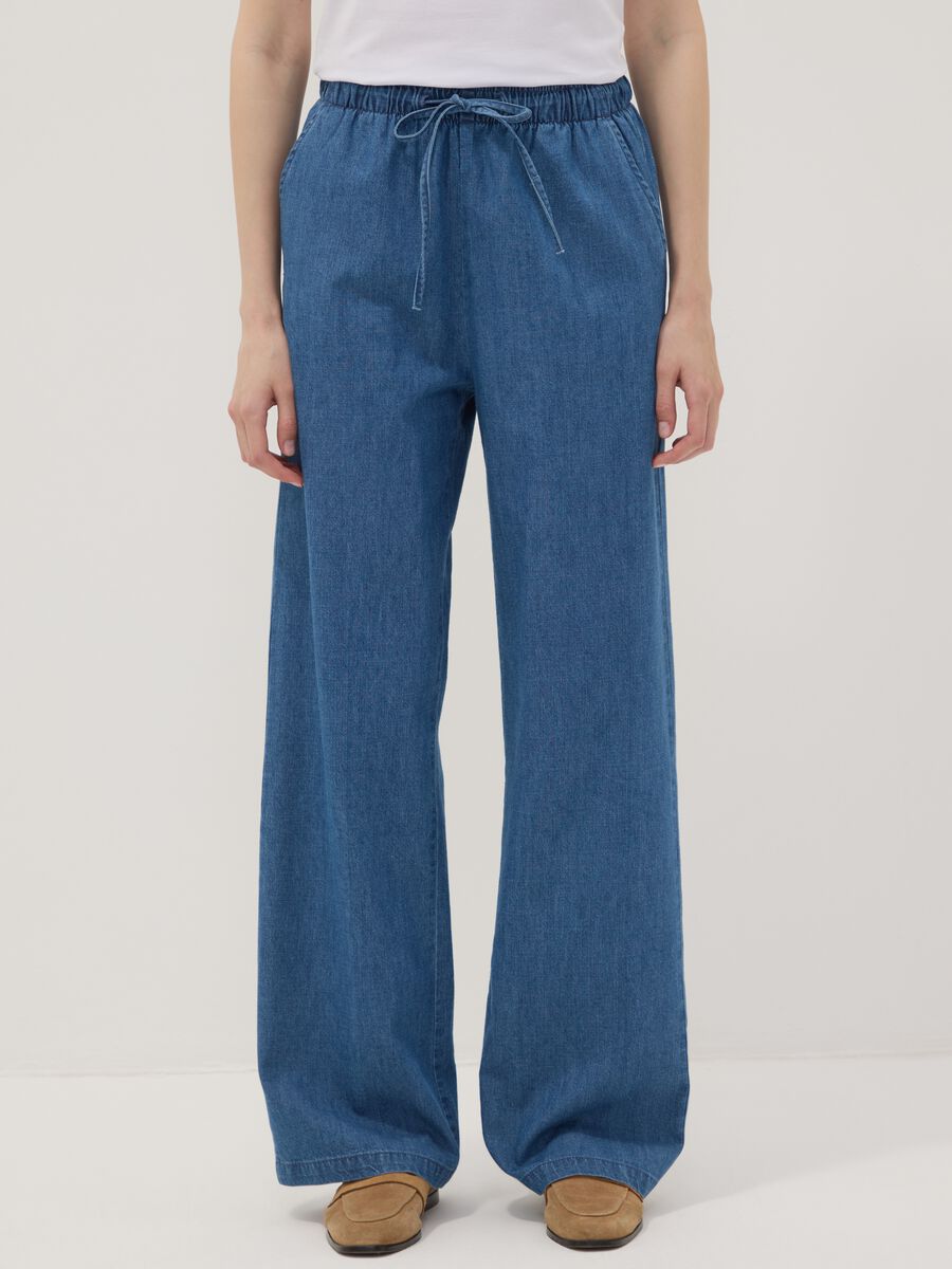 Pantaloni denim blu in puro cotone wide leg con coulisse_1