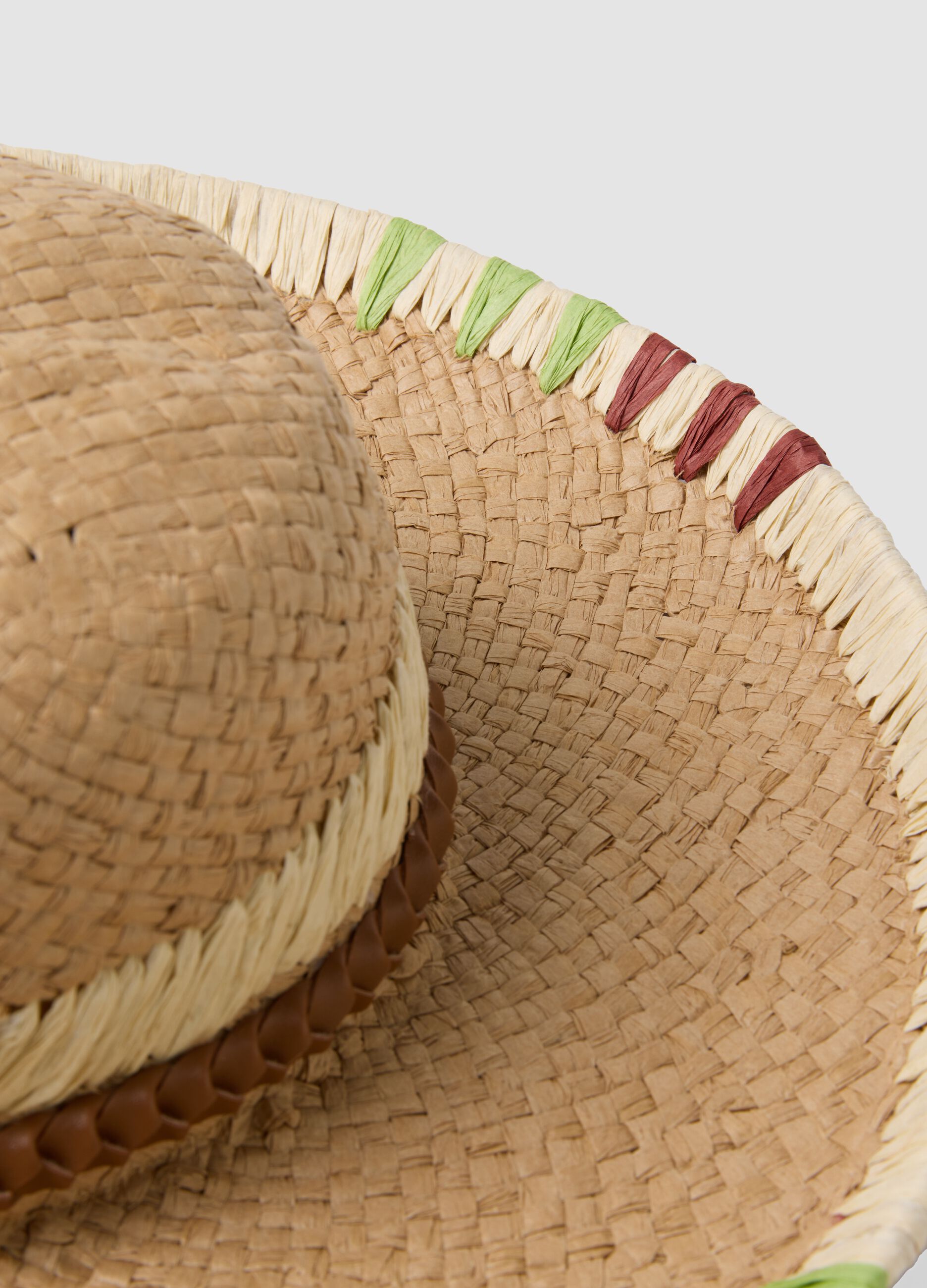 Beiger Hut aus Papierstoff mit bunten Pompons