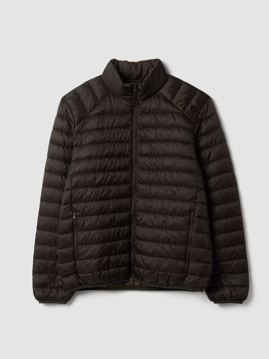 Chaqueta Ultralight marr&oacute;n acolchada, corte regular con cremallera_4