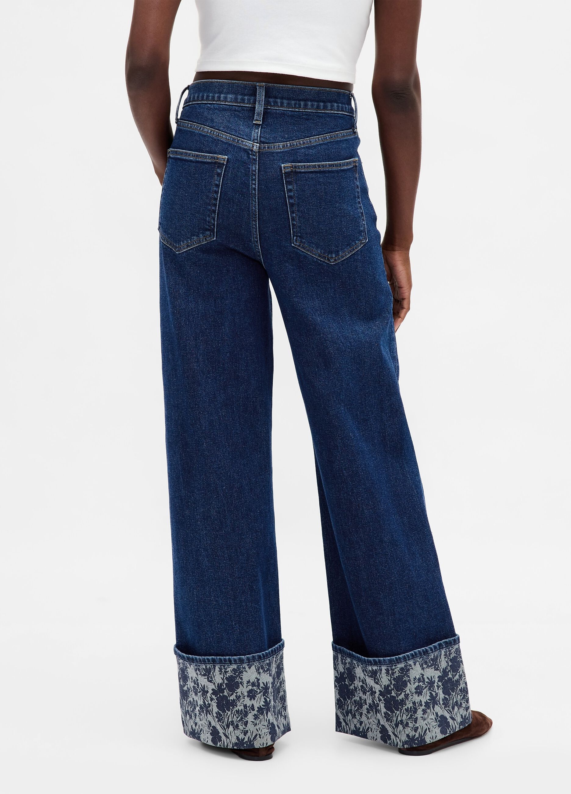 Weite Jeanshose mit Blumensaum