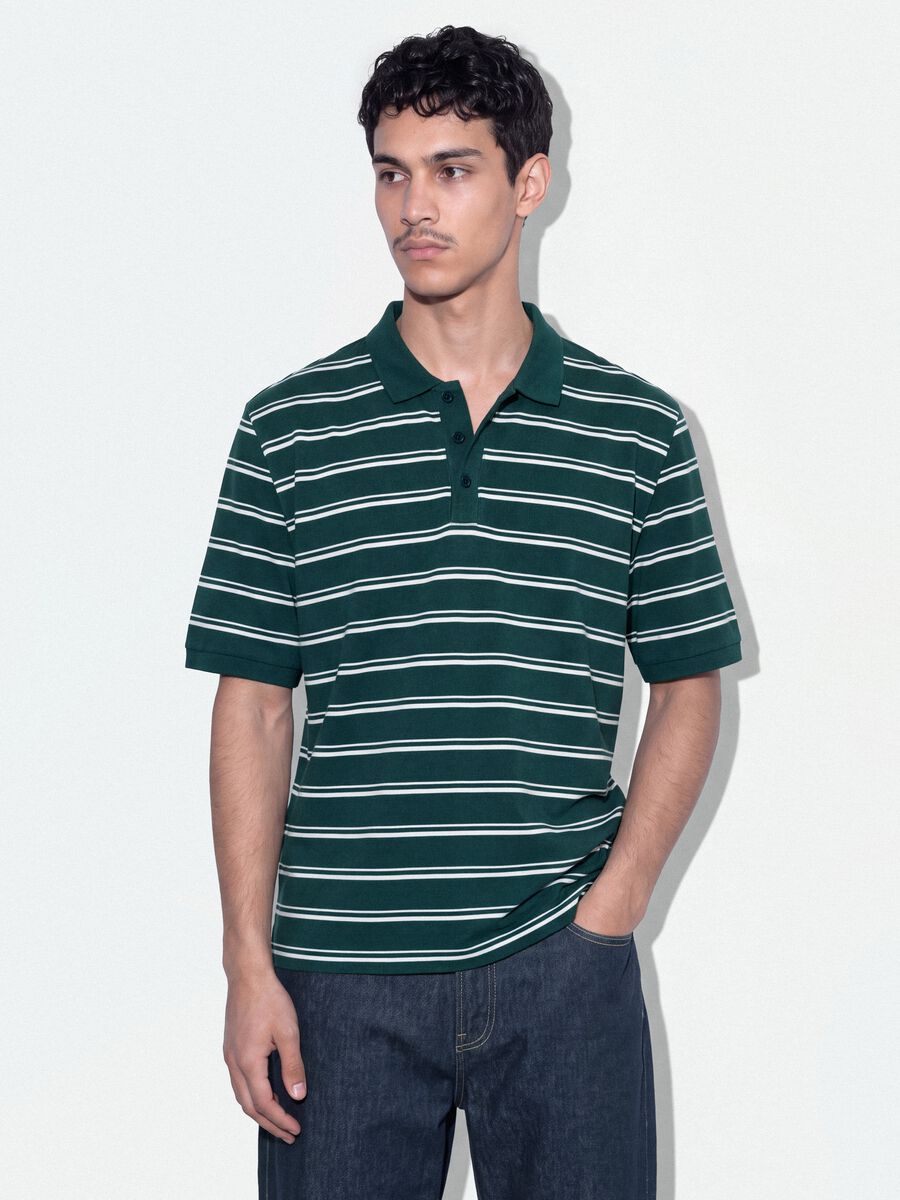 Gr&uuml;nes Poloshirt aus reiner Baumwolle mit Streifen, Regular Fit_0