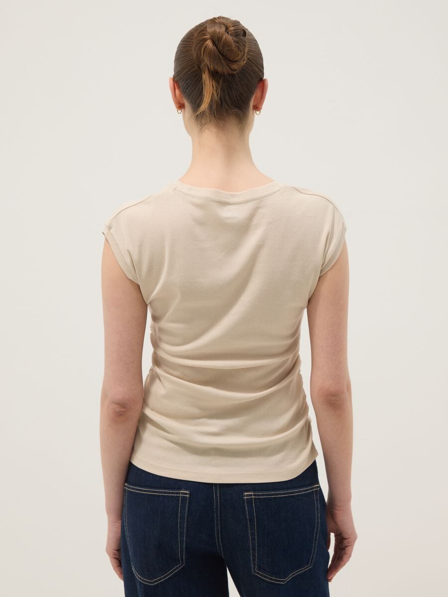 Camiseta de tirantes beige de algod&oacute;n puro con frunces laterales, corte regular_3