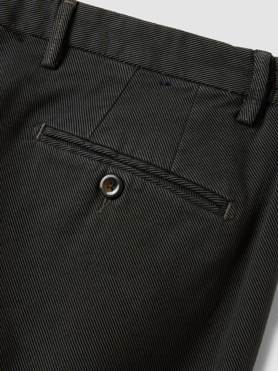 Pantaloni chino marroni in cotone e modal elasticizzato_1