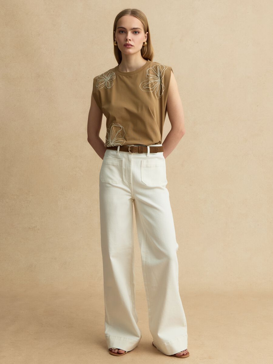 Braunes &auml;rmelloses T-Shirt aus Baumwollmischung, Regular Fit mit Stickerei_2