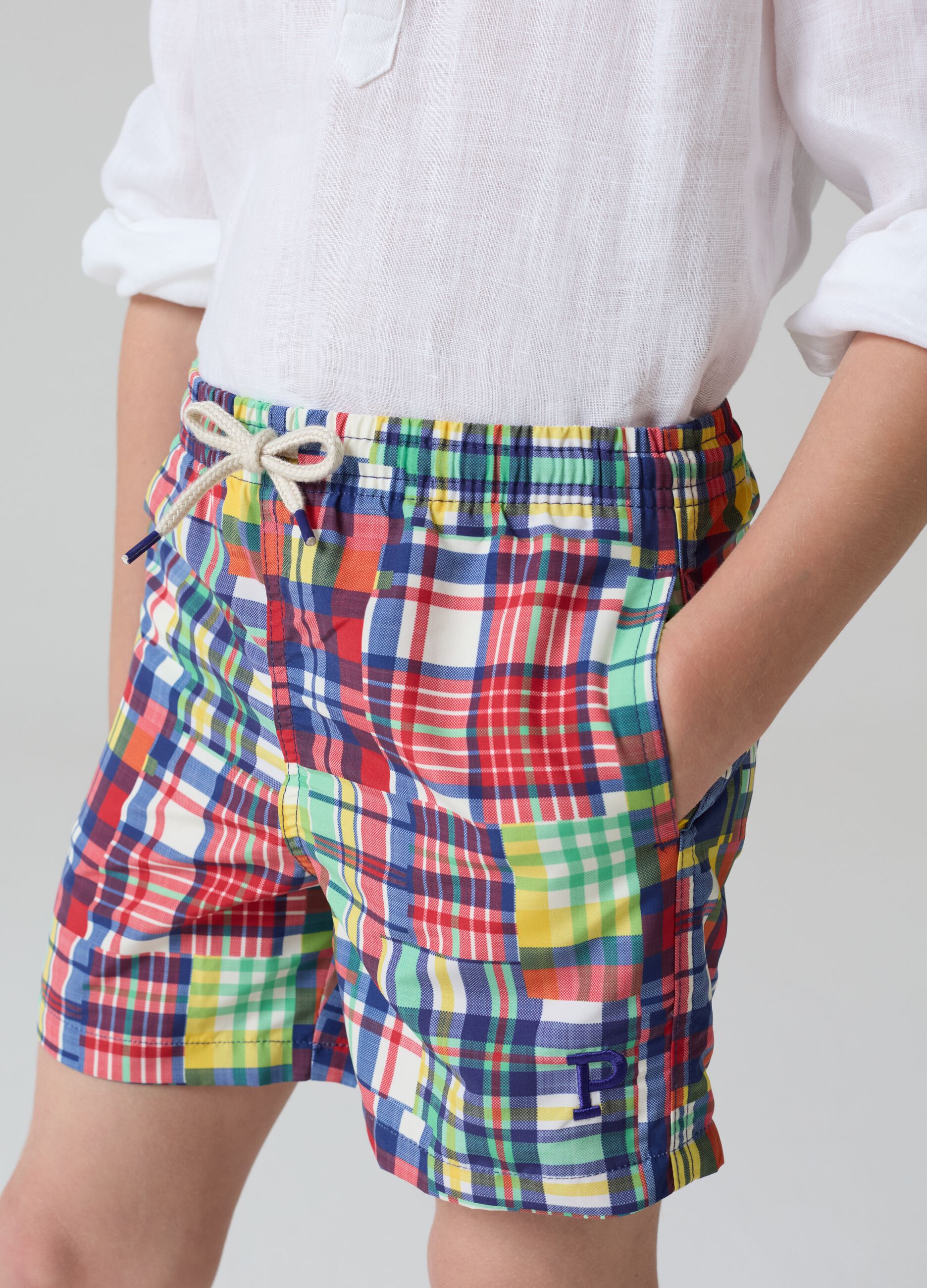 Swimming trunks with drawstring and check print