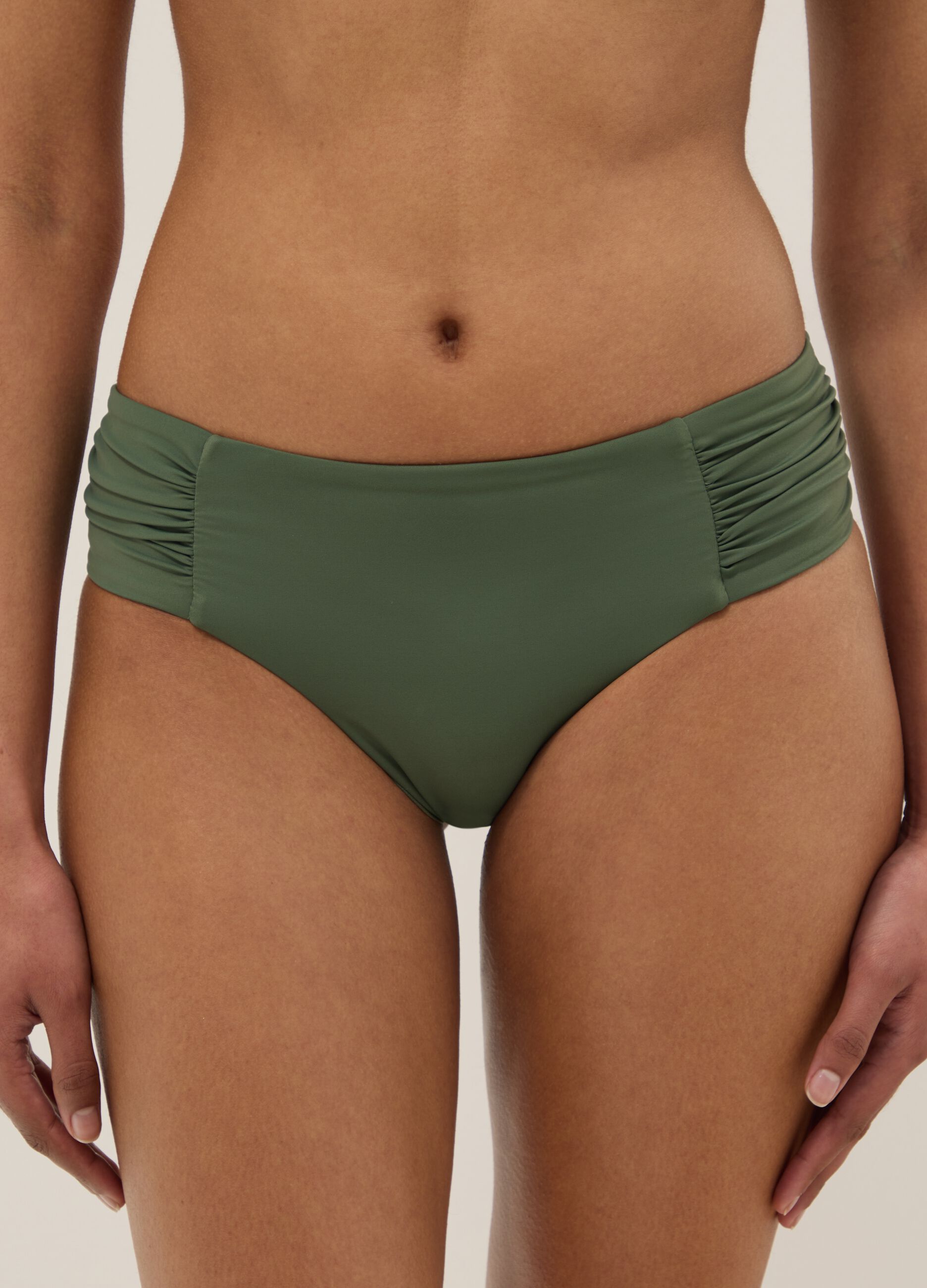 Gr&uuml;ne Swim-Briefs aus Stretchmaterial mit seitlicher Raffung