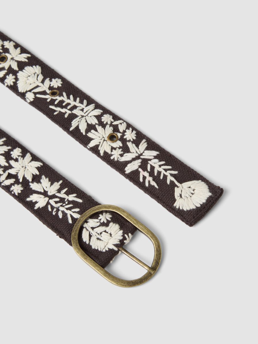 Brauner G&uuml;rtel aus reiner Baumwolle mit floralem Stickdetail_1