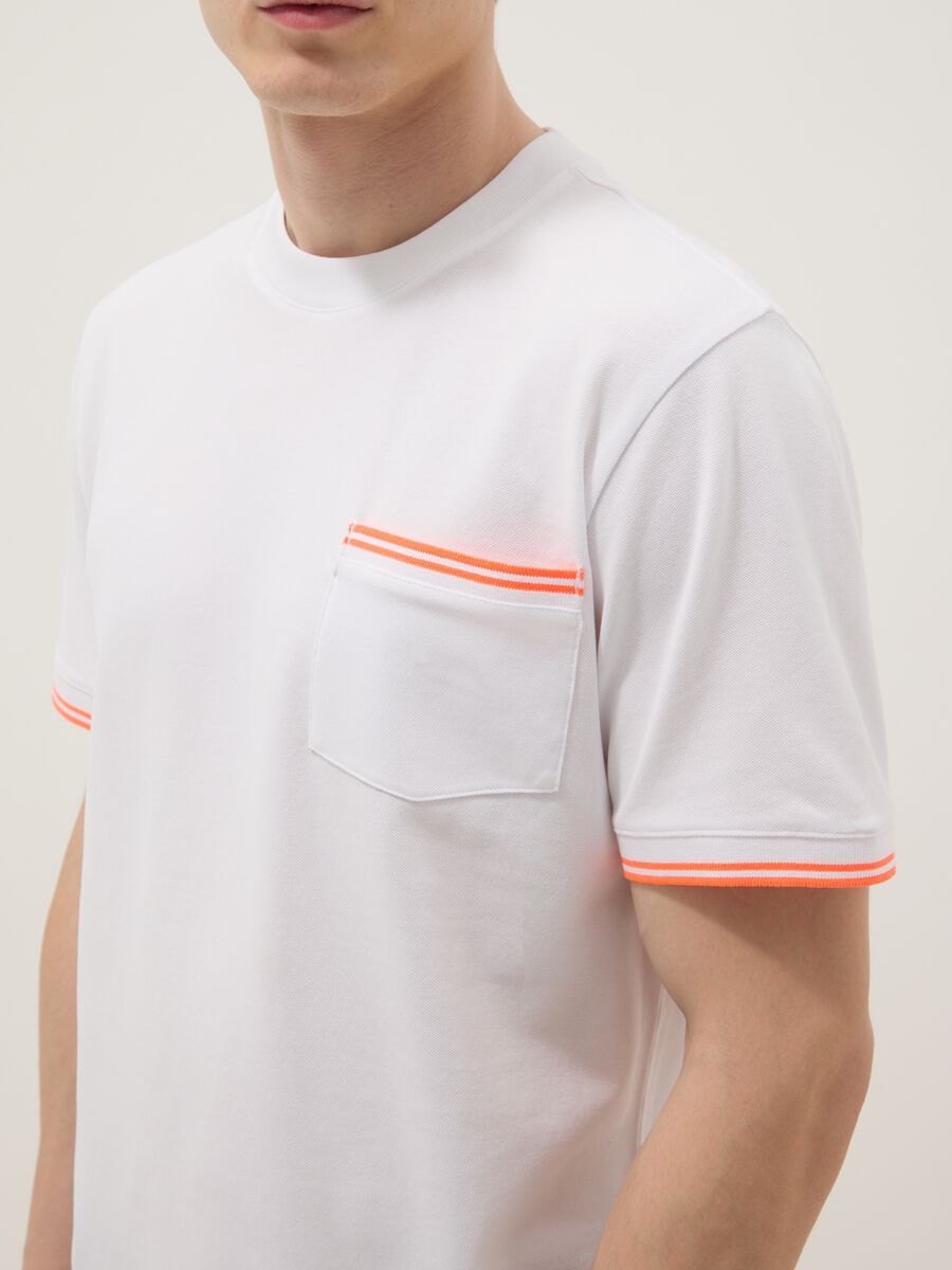 Wei&szlig;es T-Shirt aus Stretch-Baumwolle mit Brusttasche_3