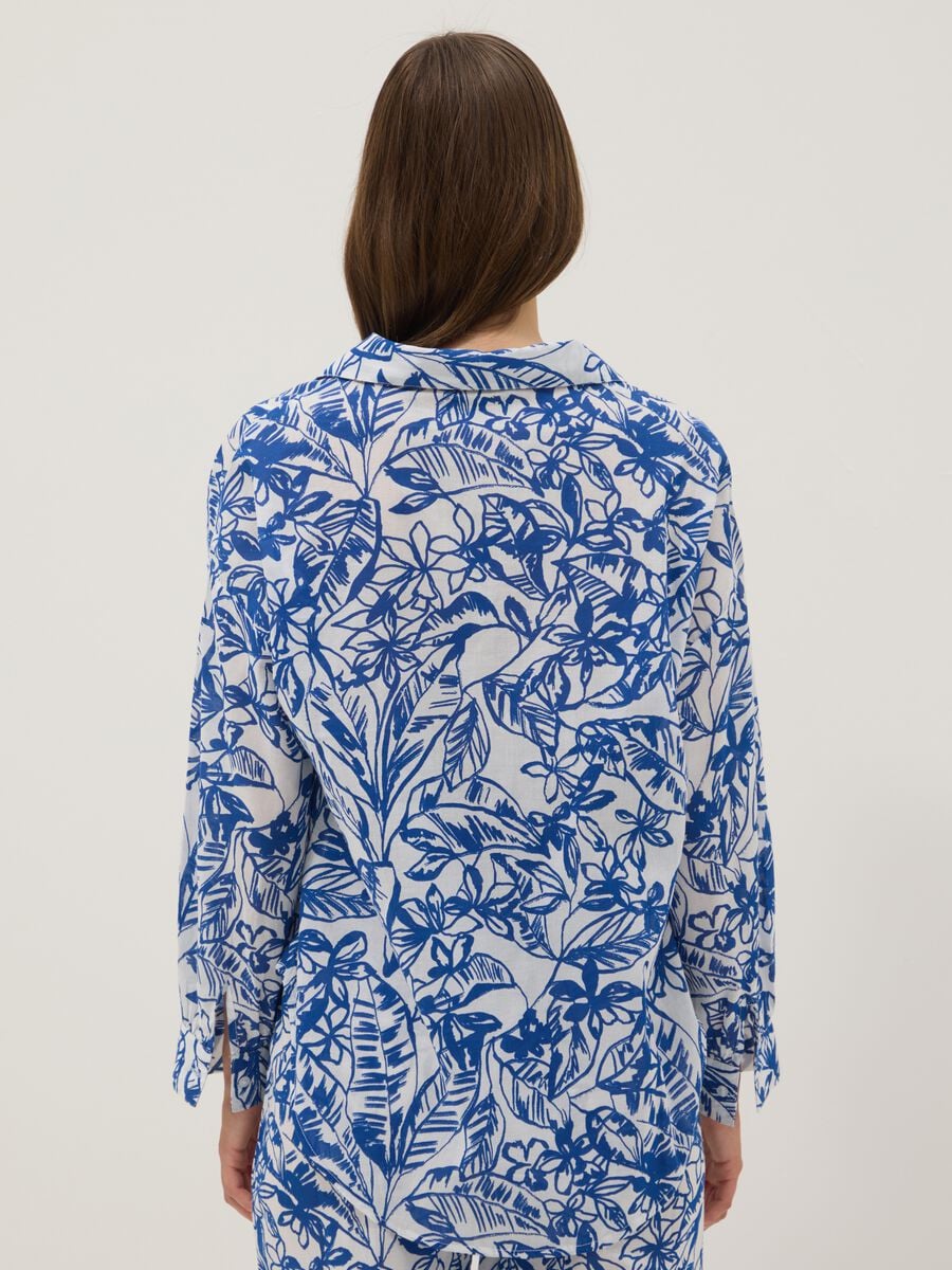 Blue and white organic cotton kaftan with tropical print_3