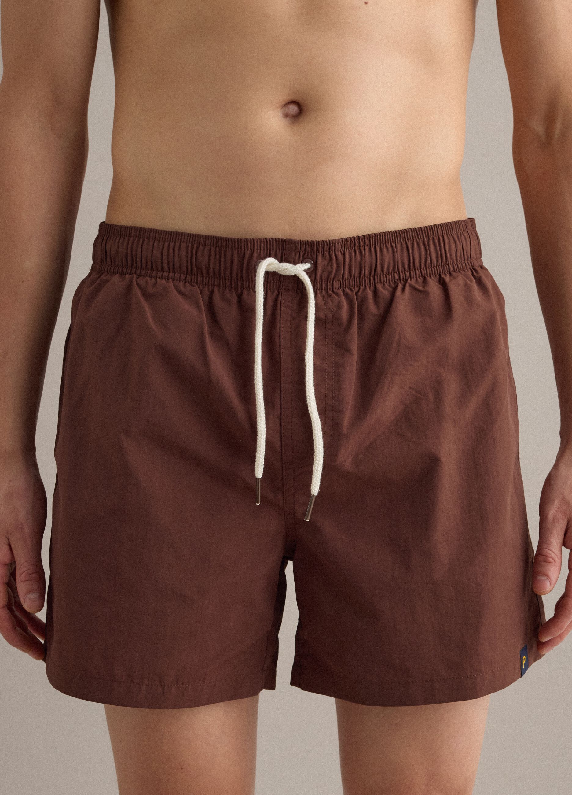 Braune Badeshorts mit elastischem Bund und Kordelzug