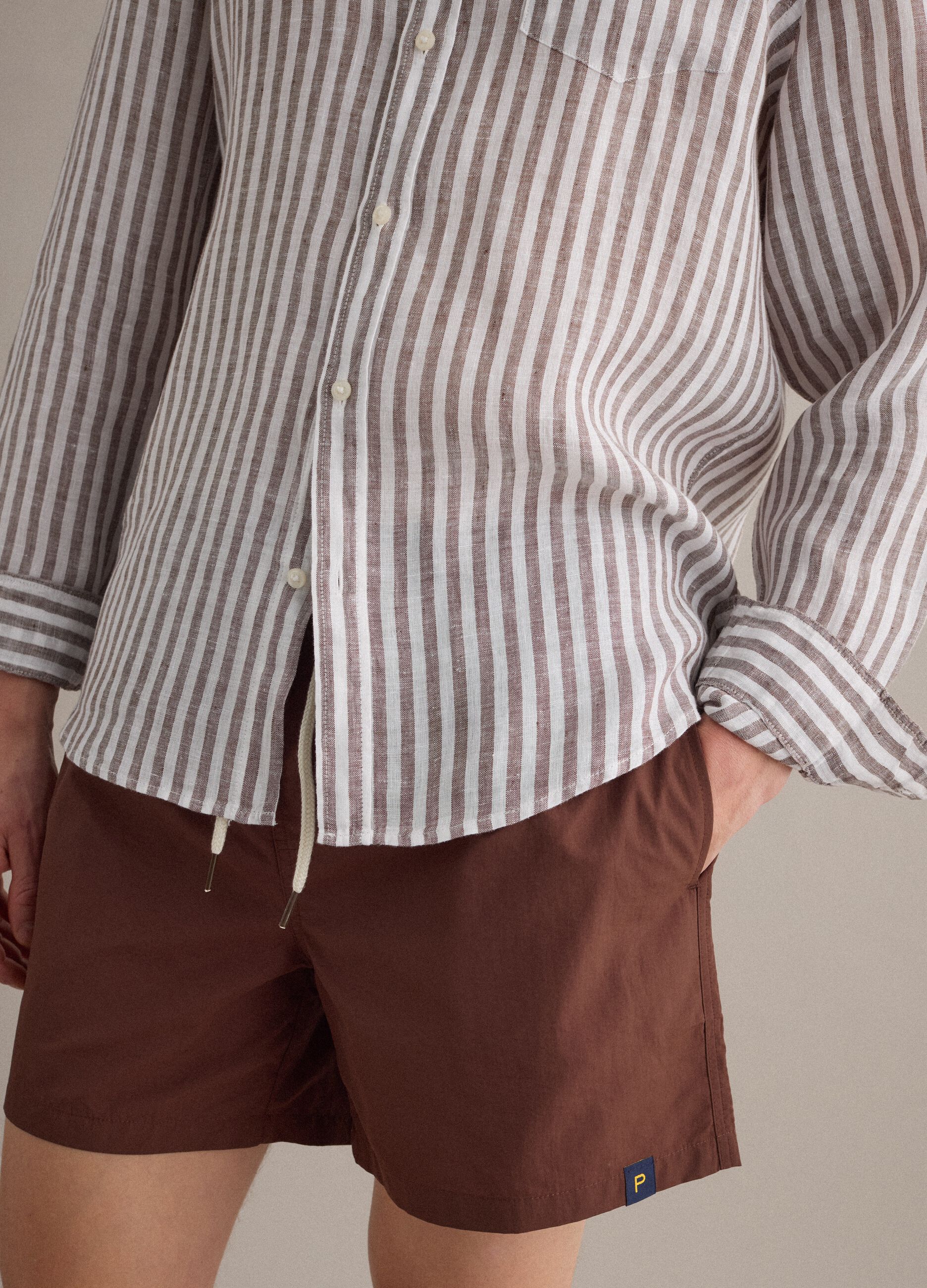 Braune Badeshorts mit elastischem Bund und Kordelzug