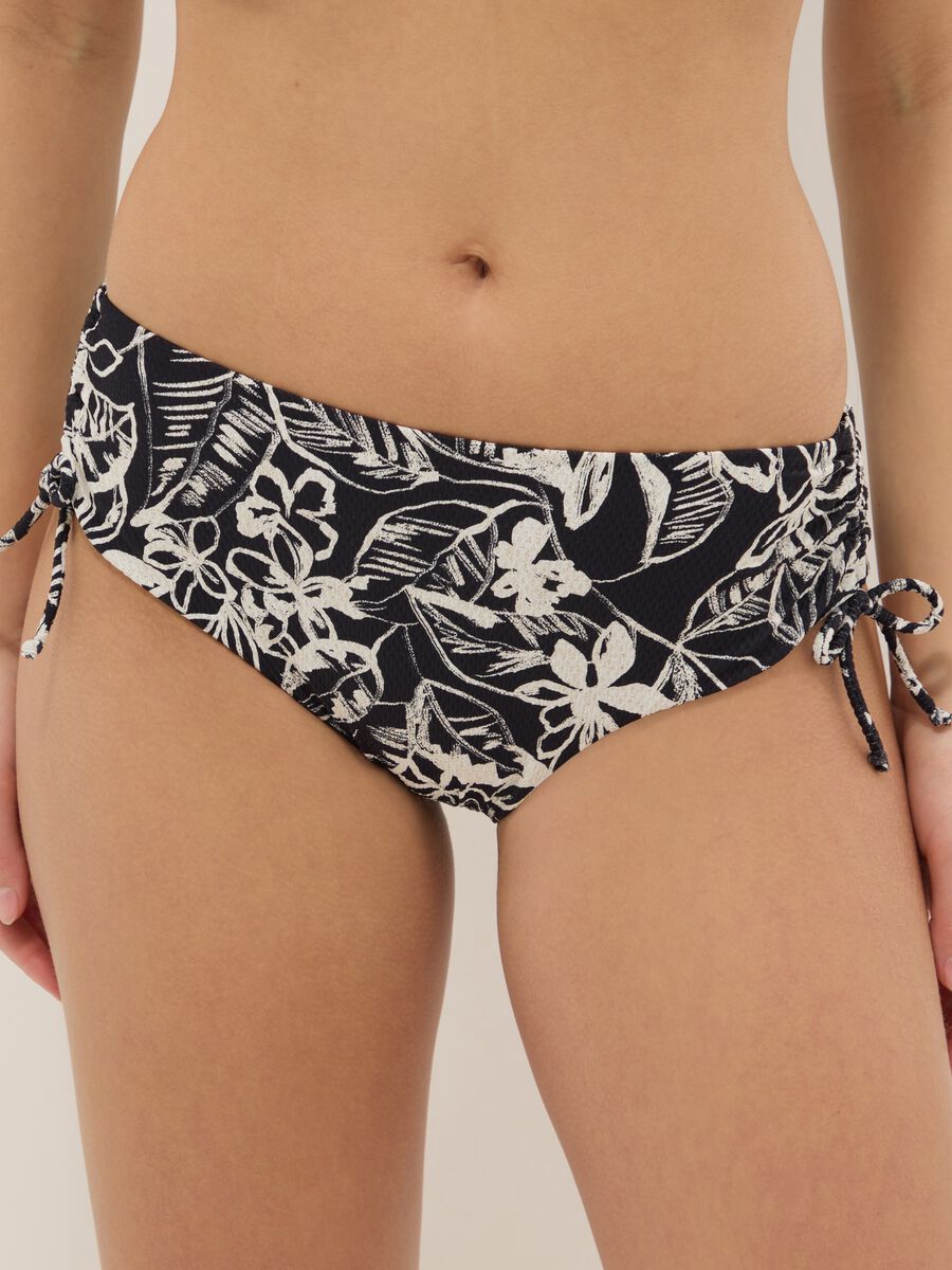 Mehrfarbige Stretch-Badehose mit Blumenmuster_1