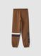 Pantaloni jogger marroni in puro cotone con bande a contrasto_1