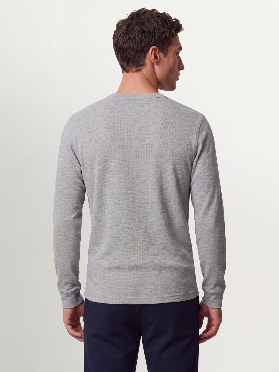 T-shirt cinzenta em mistura de viscose com textura favo de mel, regular fit_2
