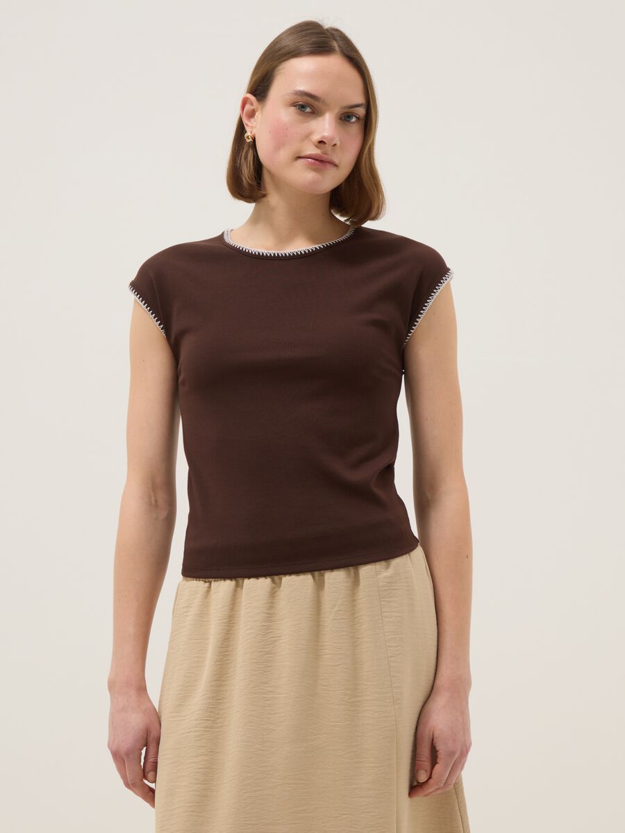Braunes Regular-Fit T-Shirt aus elastischer Baumwolle mit N&auml;hten_0