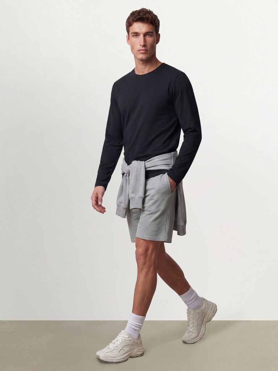 Black long-sleeve crew-neck T-shirt in 100% organic cotton_1