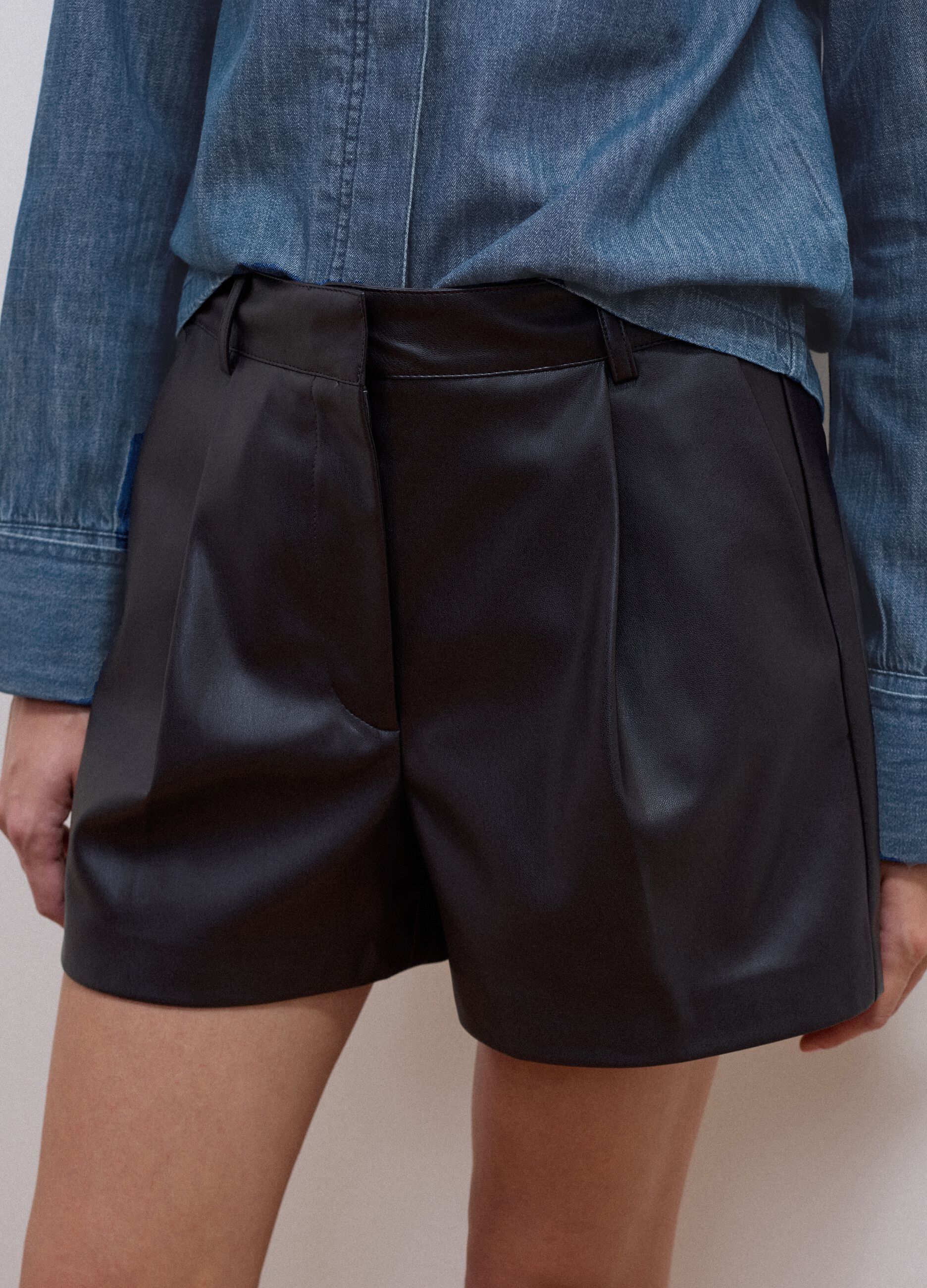 Shorts marroni regular fit con vita elasticizzata