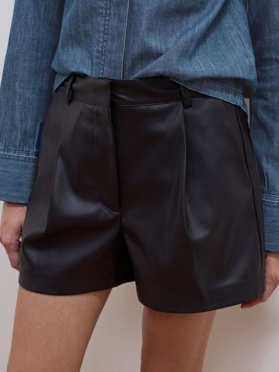 Shorts marroni regular fit con vita elasticizzata_3