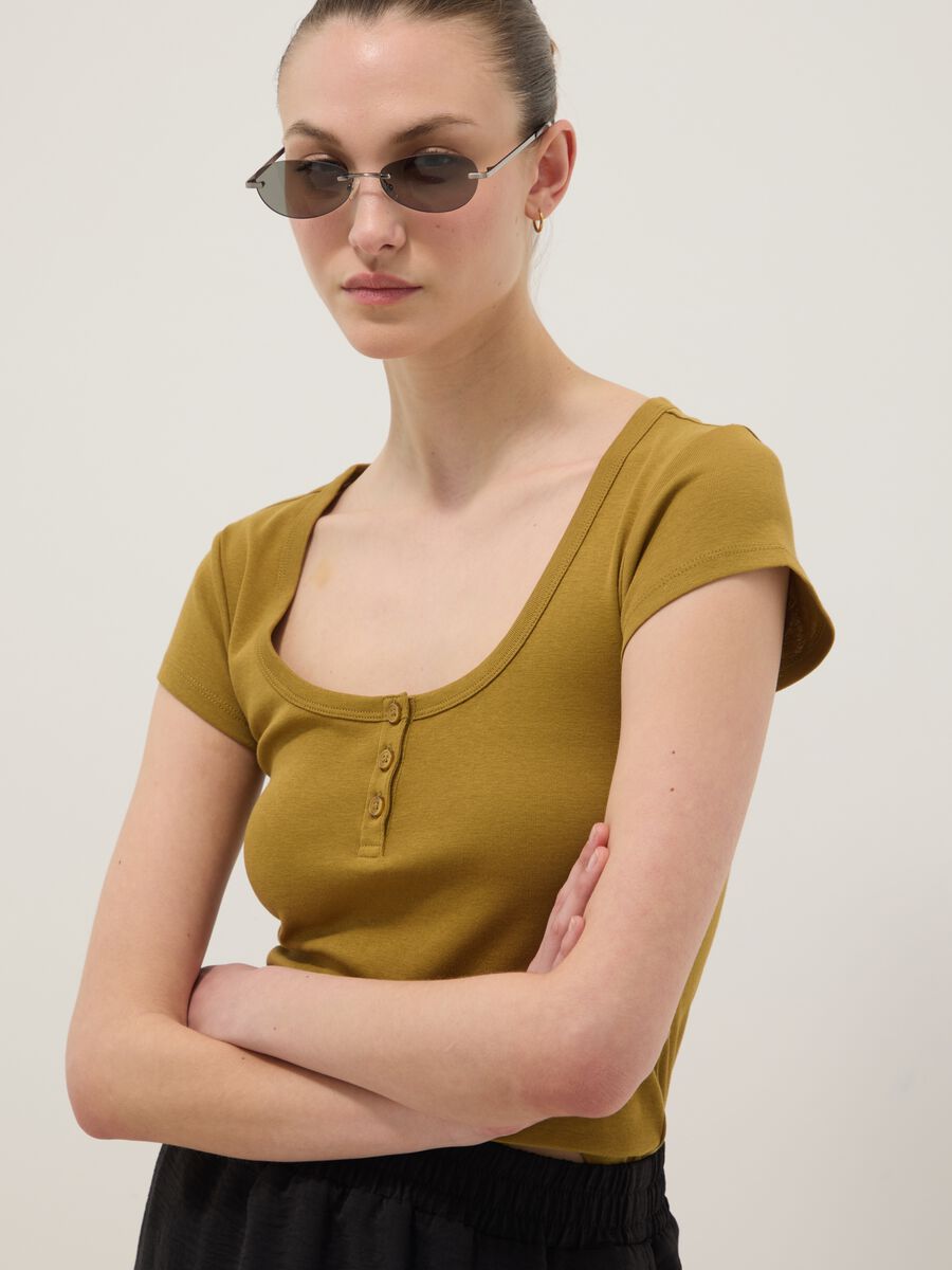 Gelbes T-Shirt aus reiner Baumwolle im Regular Fit mit tiefem Serafino-Ausschnitt_0