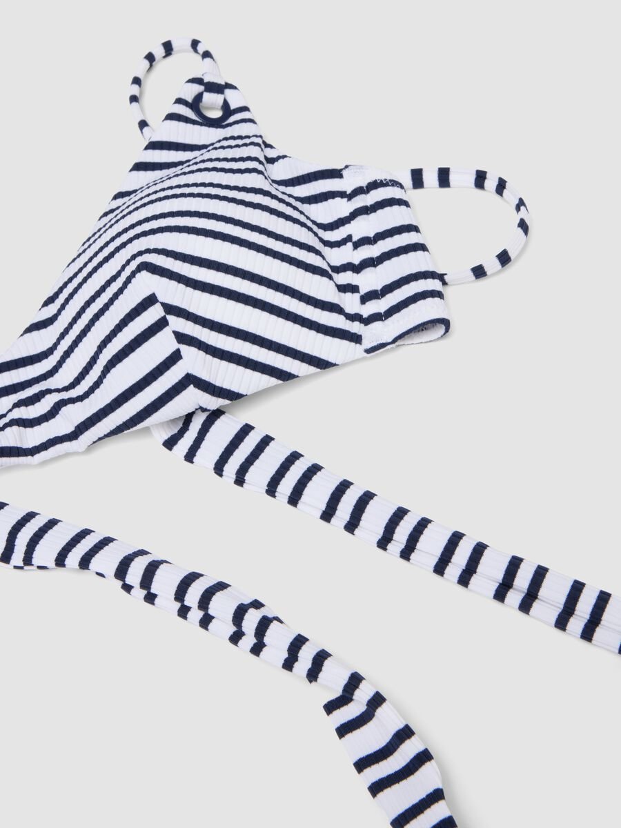 Haut de bikini bleu &agrave; rayures en tissu stretch_1