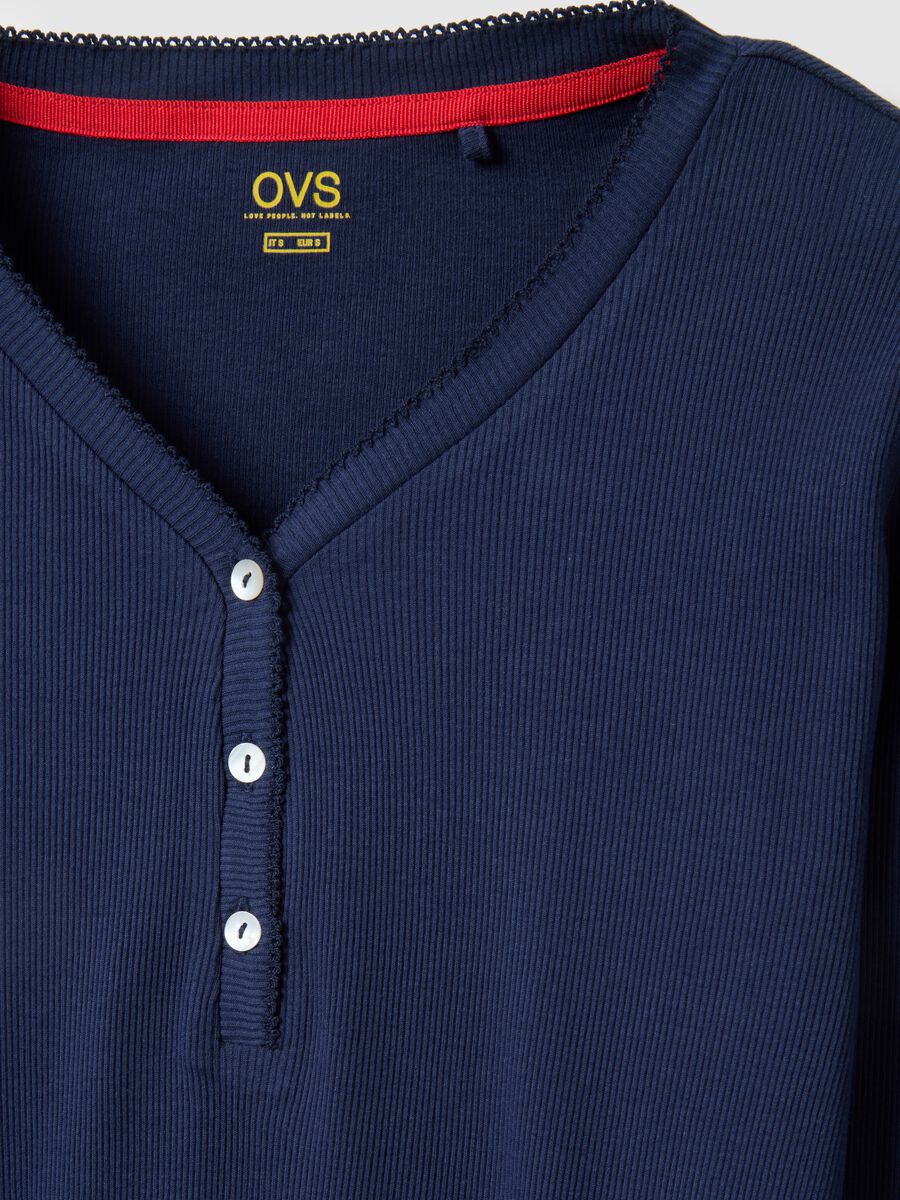 T-shirt &agrave; manches longues en coton bleu pur coupe r&eacute;guli&egrave;re avec col Henley_5