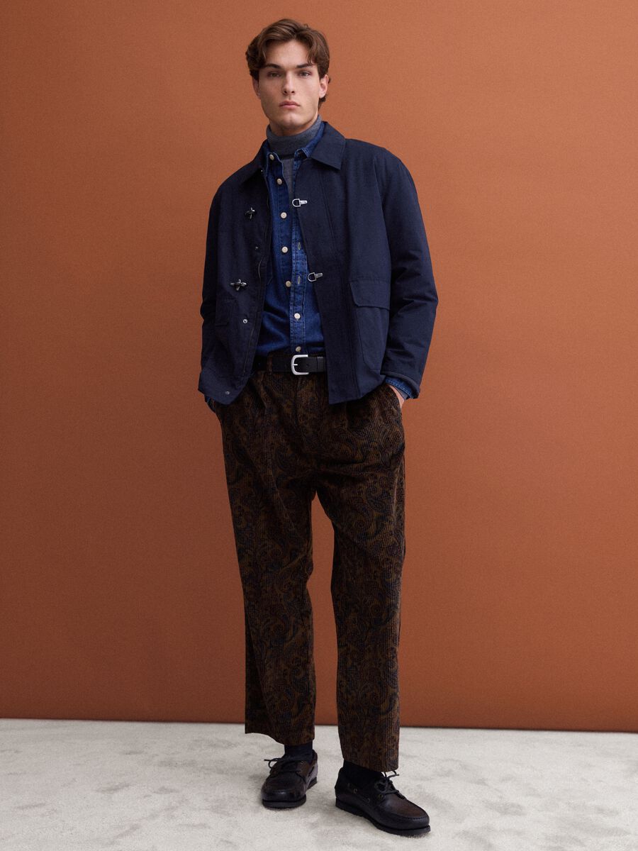 Pantaloni chino marroni in puro cotone con stampa paisley baggy fit_0