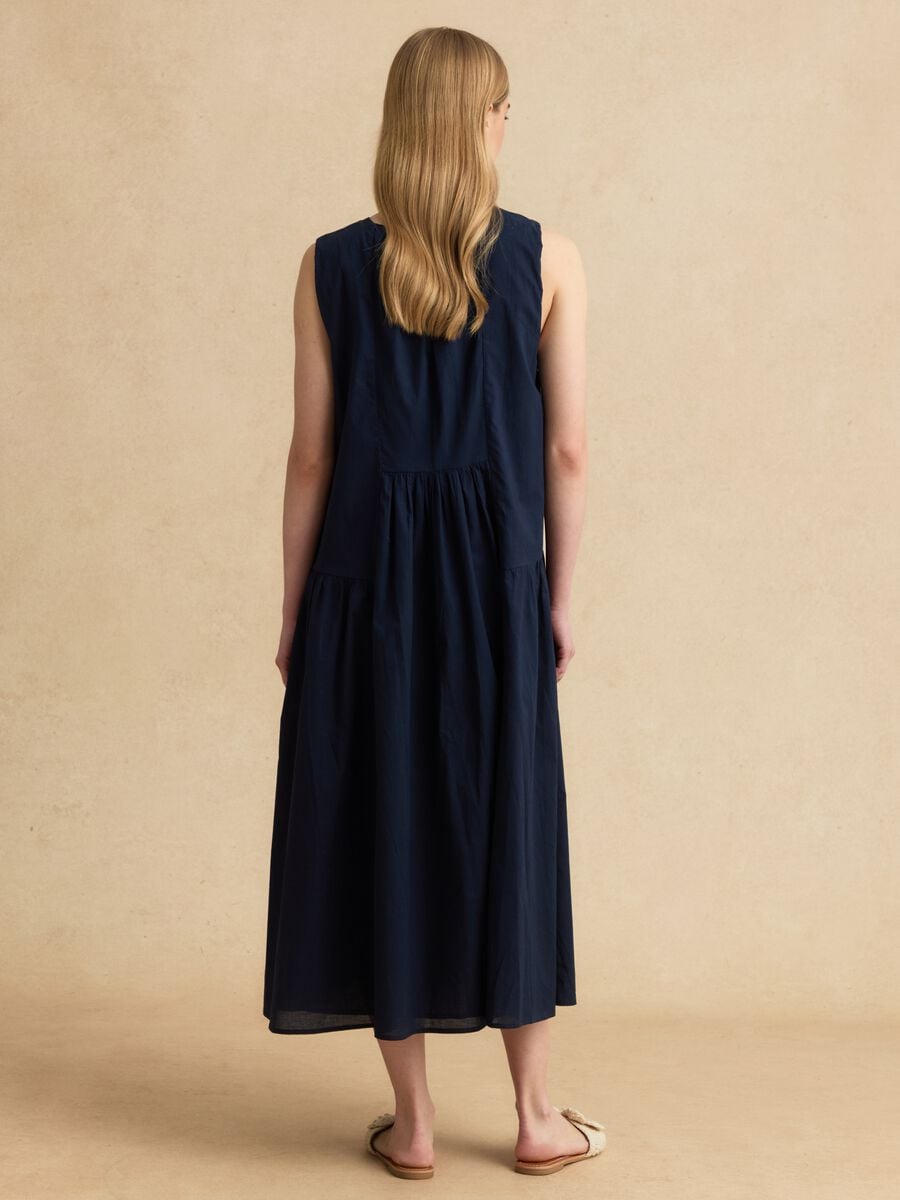 Vestido midi azul de puro algod&oacute;n, corte regular con frunces_2