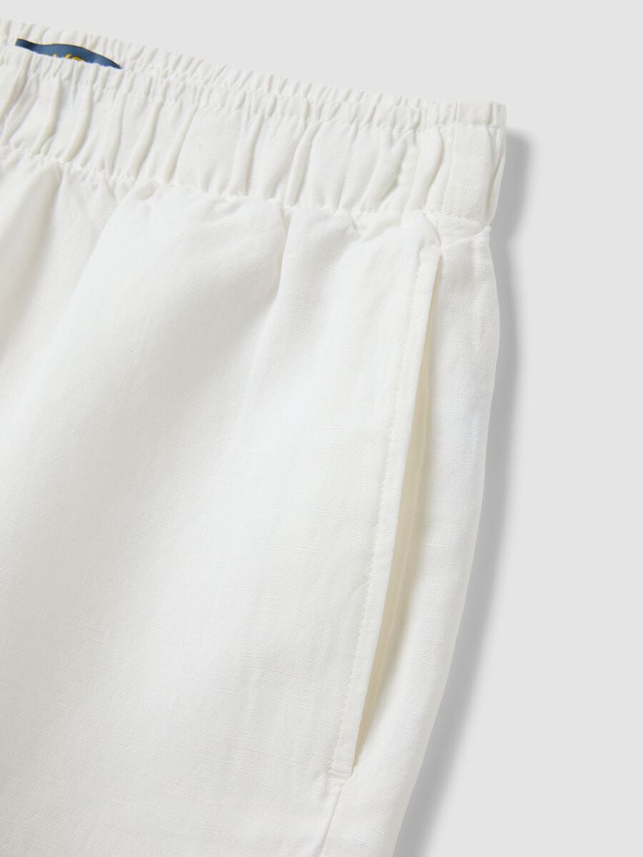 Short blanco de mezcla de lino y viscosa con cintura el&aacute;stica, corte regular_5