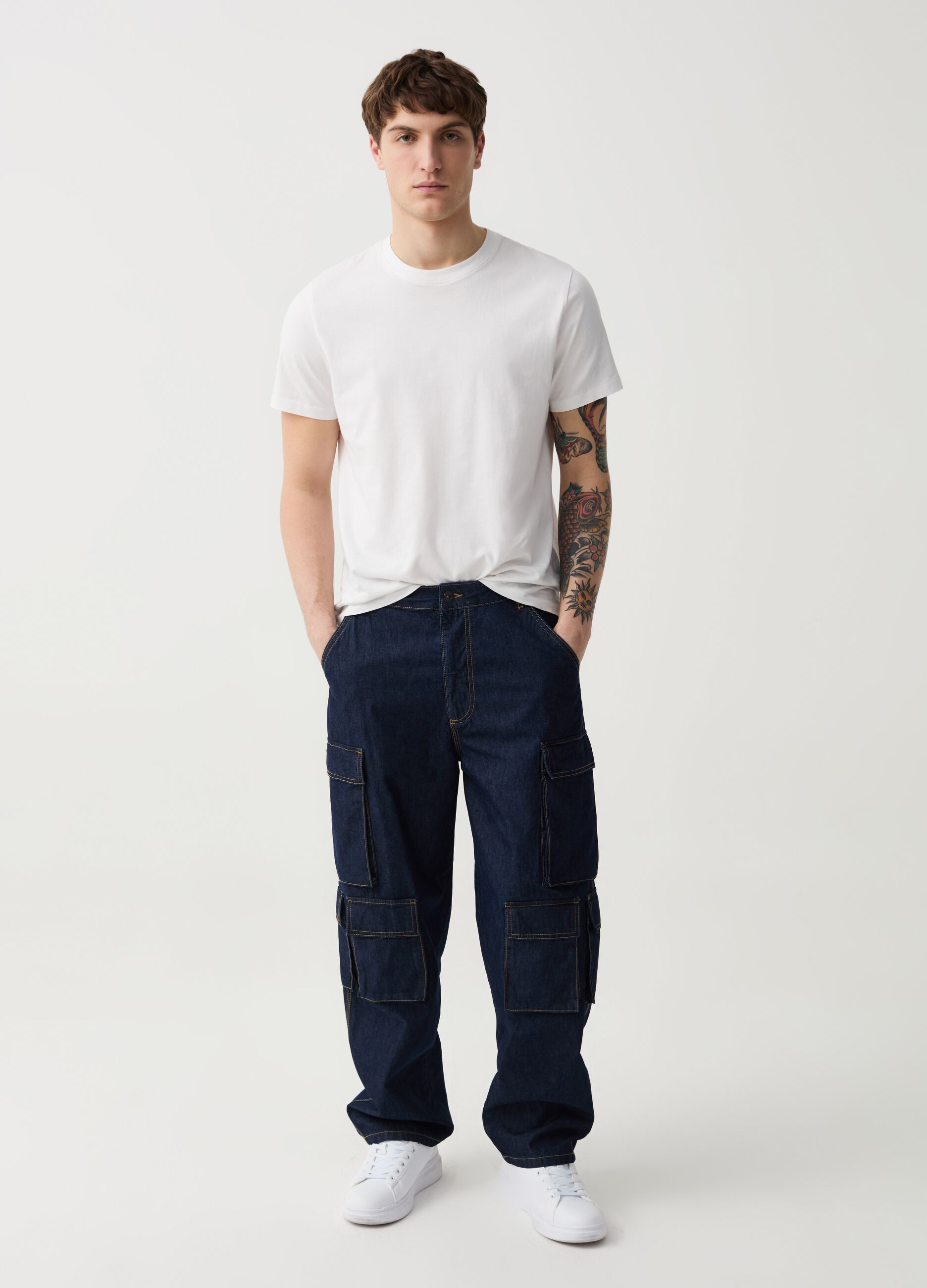 Wide-leg rinsed cargo jeans with multiple pockets