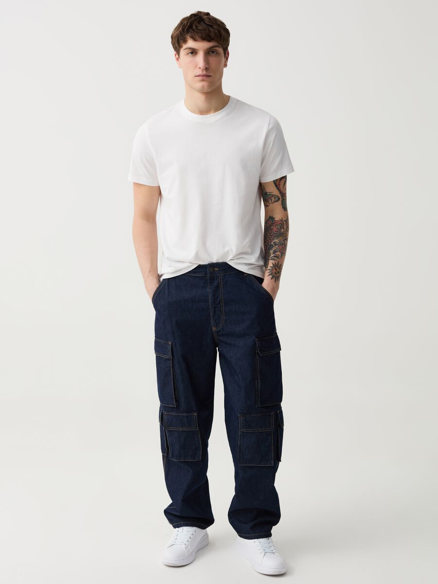 Wide-leg rinsed cargo jeans with multiple pockets_0