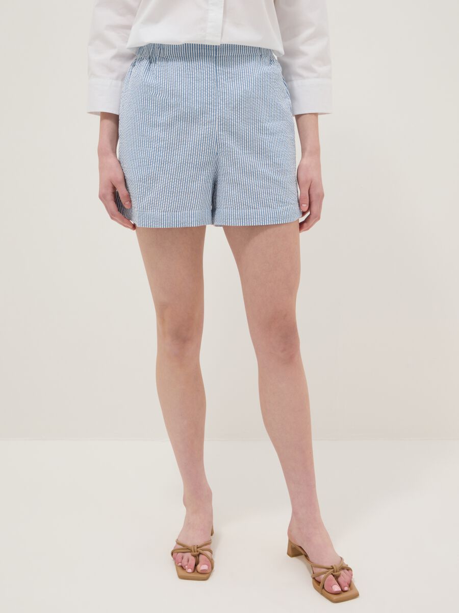 Regular-Fit Shorts aus reiner Baumwolle mit mehrfarbigen Streifen_1