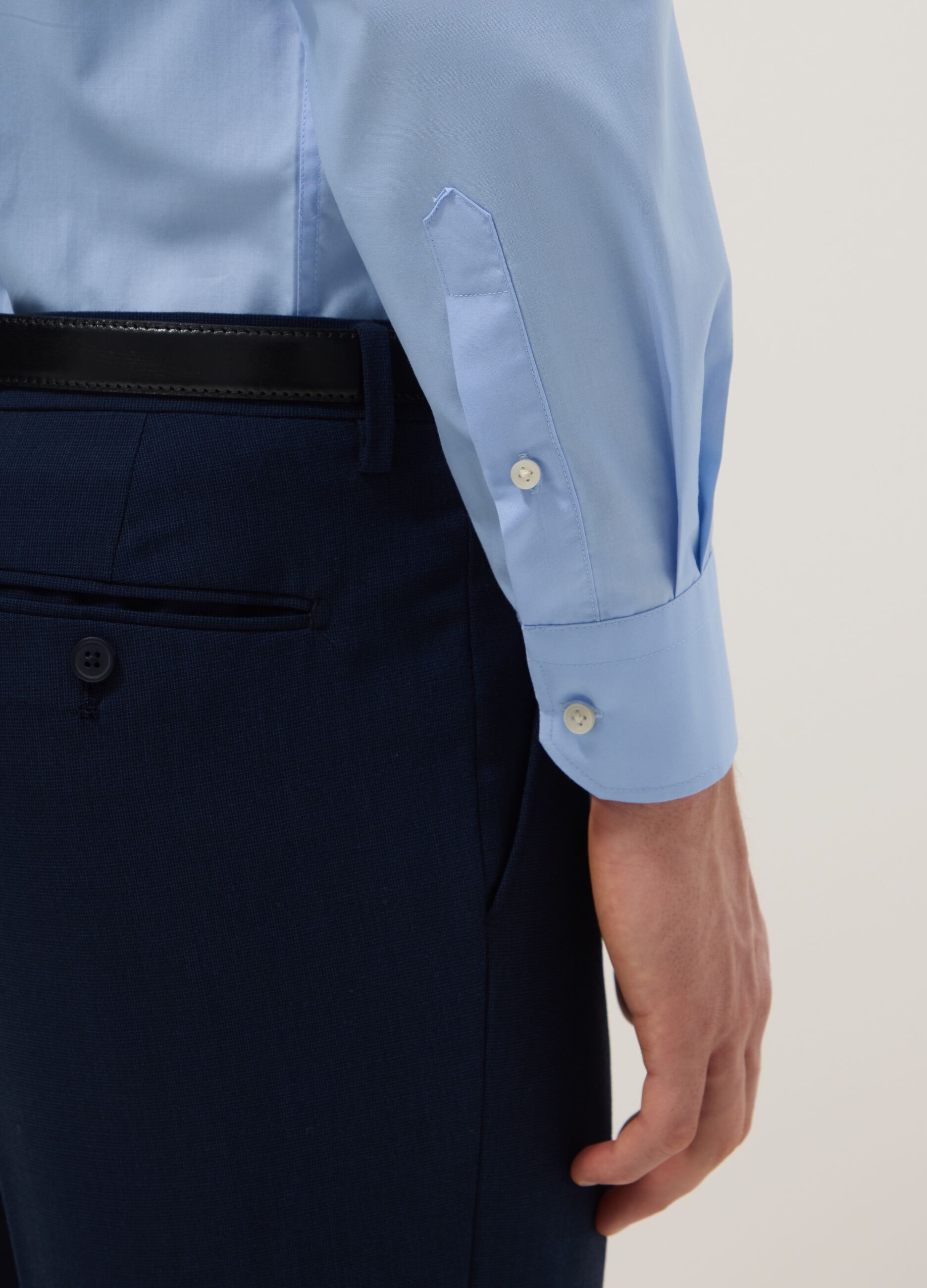 Camisa azul-clara slim fit de manga comprida com colarinho button-down