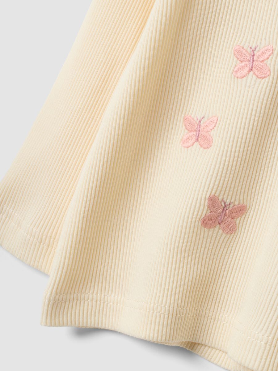Wei&szlig;es geripptes Shirt aus reiner Bio-Baumwolle mit Schmetterlingsstickerei f&uuml;r Baby-M&auml;dchen_3