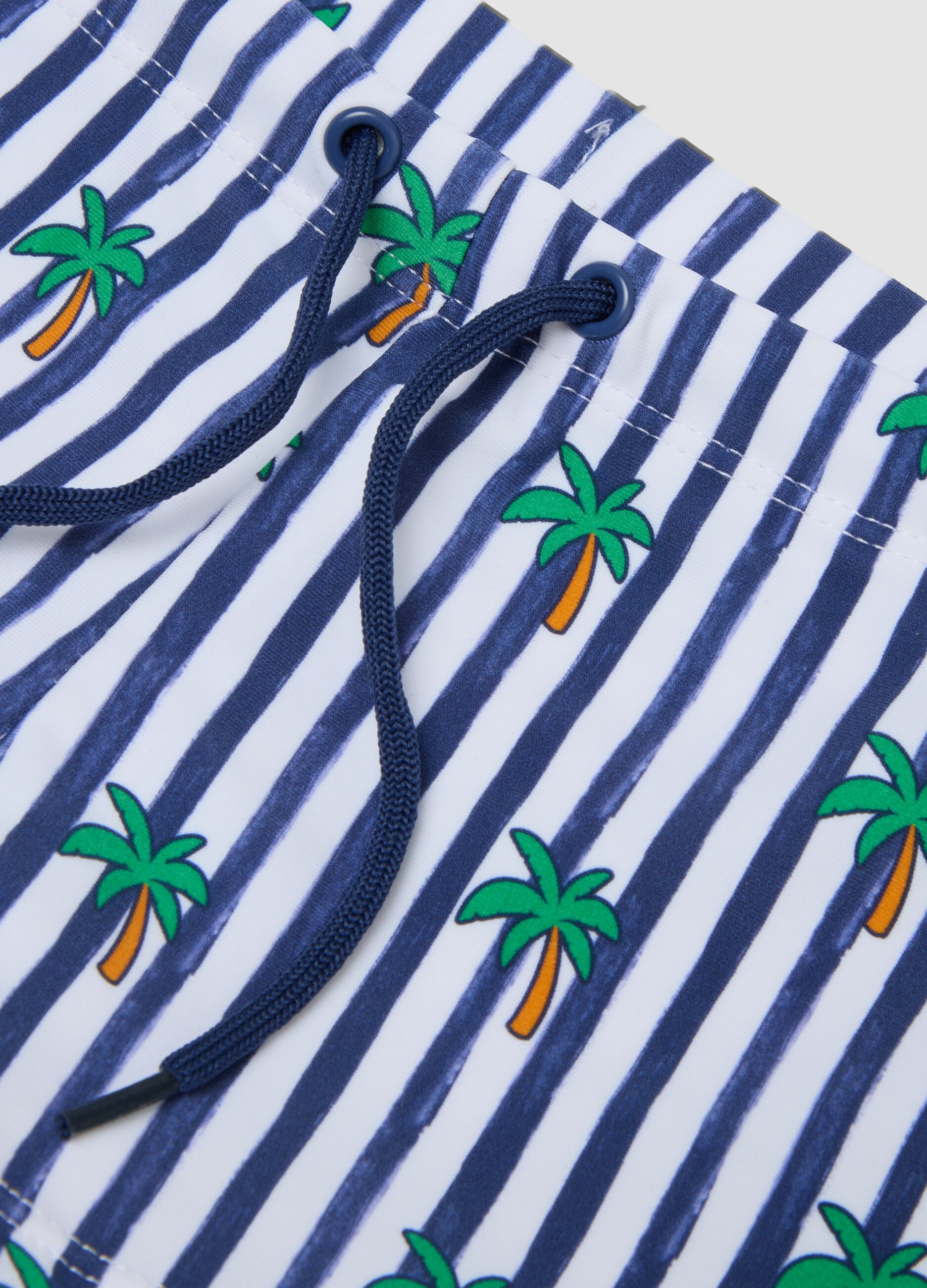 Blau-weisse Boxer-Badehose aus Stretchmaterial