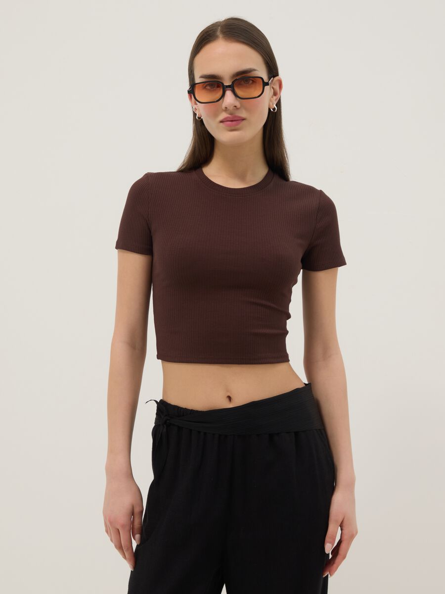 Braunes, geripptes Fitted-T-Shirt aus Stretch-Baumwolle_2